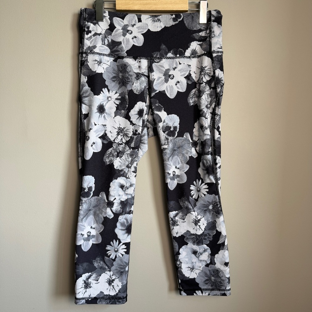 Old Navy Active Womens Fitted Floral Go-Dry Vented‎ Capri Leggings Gray Size L